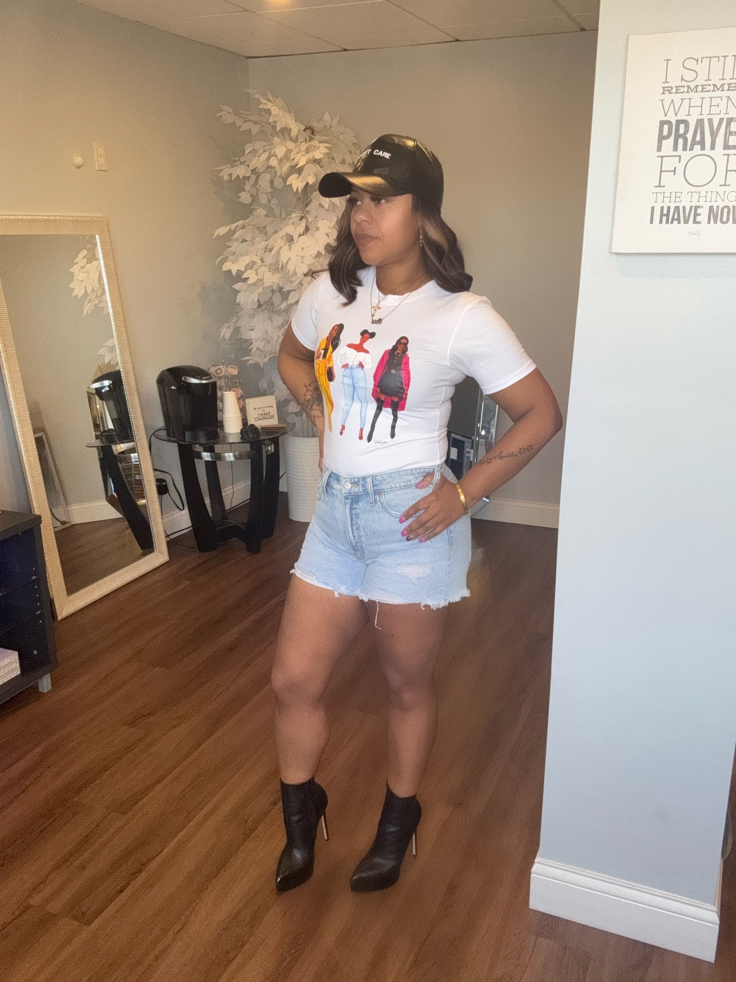 " Girlfriends " T-shirt.