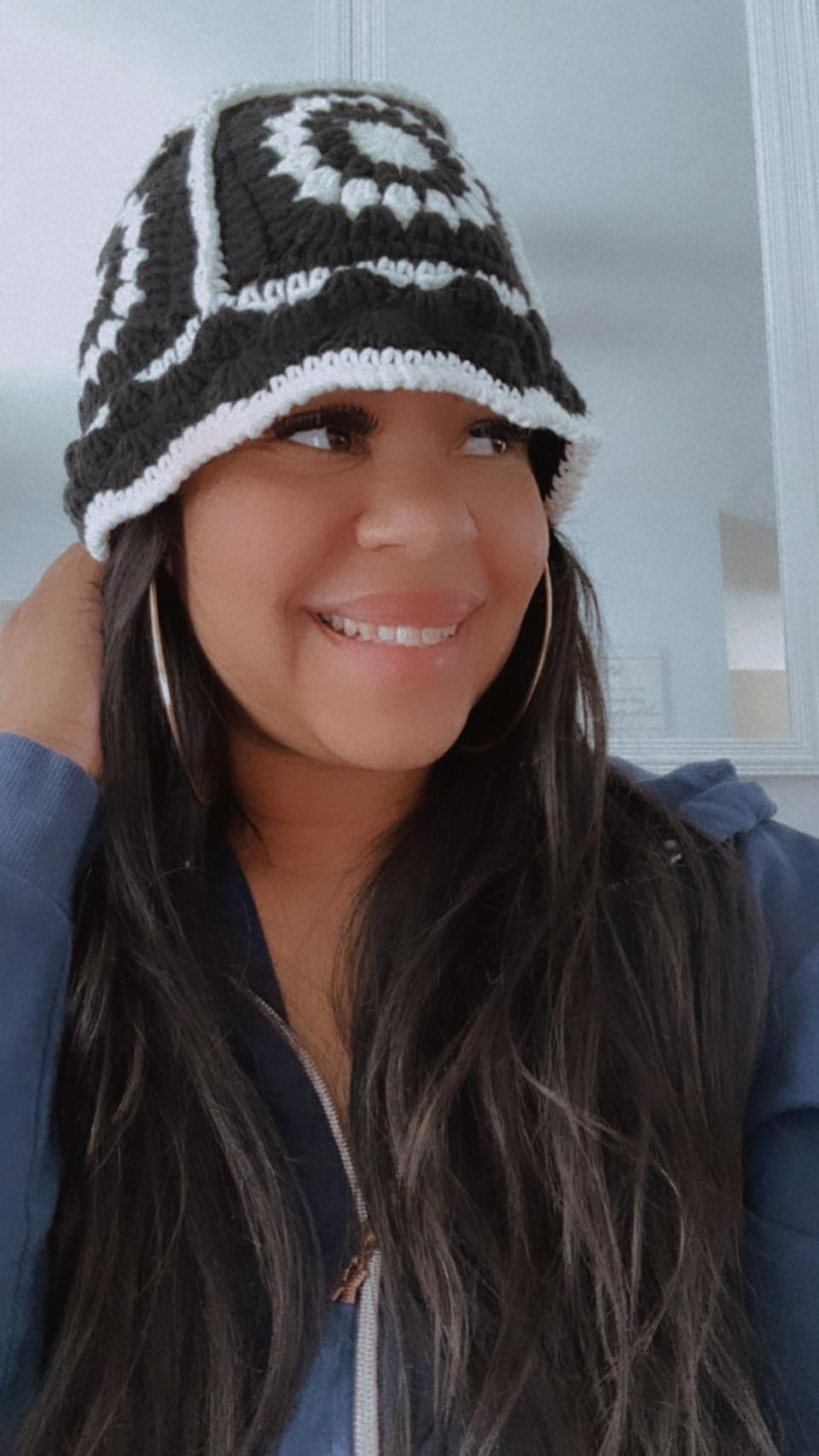 BLACK AND WHITE KNIT HAT
